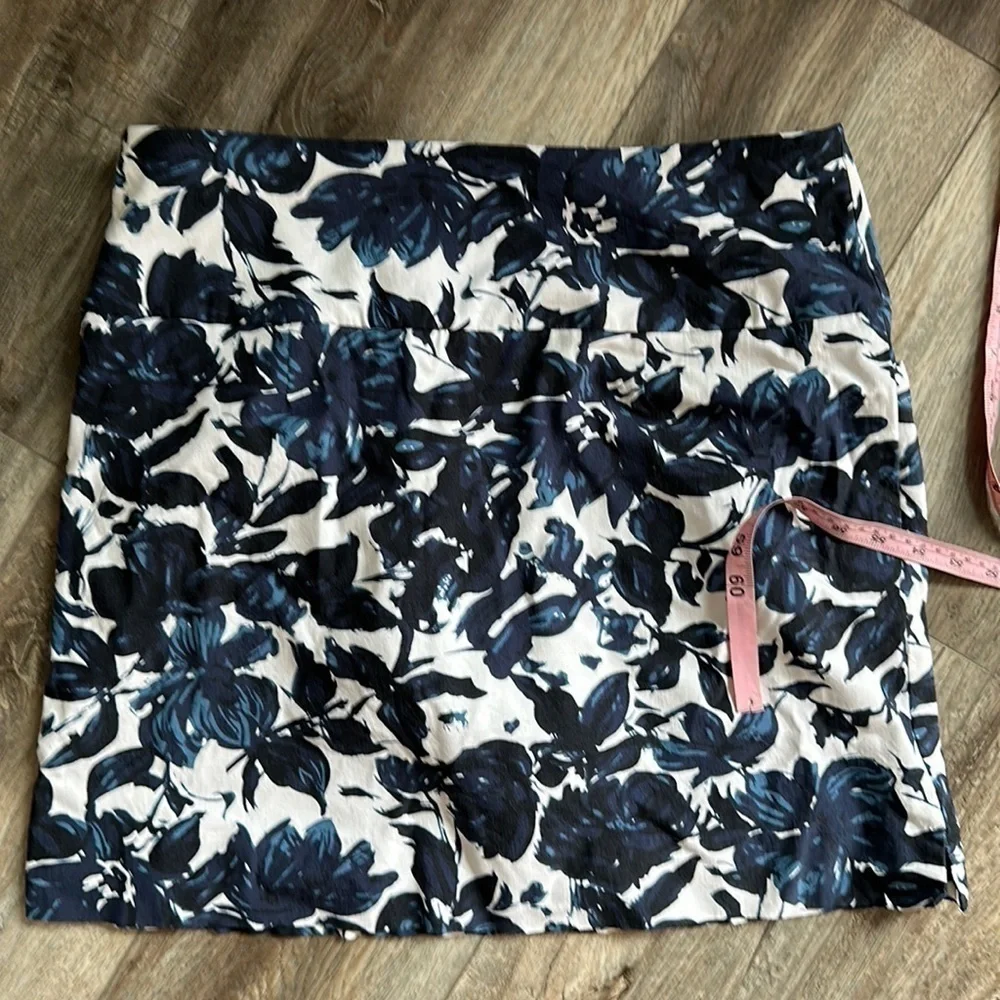S.C. & Co skirt size Large floral tennis golf lounge skort pockets blue white